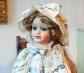 Charmante poup�e ancienne en porcelaine robe coton fleuri et dentelle