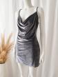 Tr�s jolie robe courte moulante en velours greige argent� avec col drap� -...
