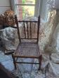 Petite chaise ancienne de poup�e en bois style bambou assise cannage