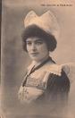 29 PONT AVEN JEUNE FILLE EN COSTUME TRADITIONNEL