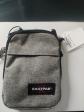 SACOCHE EASTPAK The One Sac Bandouli�re Pochette Mixte GRIS CLAIR 21 x 16 x 5.5