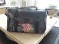 Joli cartable multicolore et texture differentes de chez Desigual TBE