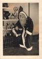 ANCIENNE PHOTOGRAPHIE UN ENFANT AVEC LE PERE NOEL ET SES JOLIS CADEAUX