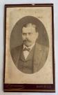 PHOTOGRAPHIE CDV CIRCA 1900 MARSEILLE (13) DARRICAU HOMME COSTUME NOEUD PAPILLON