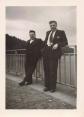 ANCIENNE PHOTOGRAPHIE DUO JEUNES HOMMES PRENNENT LA POSE SUR UN PONT