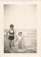 ANCIENNE PHOTOGRAPHIE 1935 A LA PLAGE DUO D'ENFANTS A L'HEURE DE LA BAIGNADE