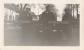 ANCIENNE PHOTOGRAPHIE TRIO D'HOMME VOITURE ANCIENNE DERRIERE UNE BARRIERE