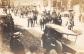 CPA MILITARIA - CARTE PHOTO - DANS UNE RUE DEFILE MILITAIRE A CHEVAL