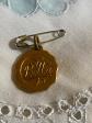ANCIENNE MEDAILLE POUPEE  BELLA  1 CM  NO RAYNAL NO GEGE