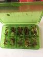 80 mouches de p�che dans une  bo�te de rangement � compartiments .