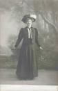 ANCIENNE CPA PHOTOGRAPHIE JOLIE JEUNE FEMME ELEGANTE CHAPEAU ET BELLE TENUE