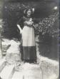 ANCIENNE PHOTOGRAPHIE CIRCA 1920 JEUNE FEMME DANS LE JARDIN