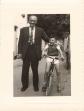 ANCIENNE PHOTOGRAPHIE 1957 JEUNE  GARCON AVEC SON V�LO