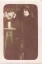 ANCIENNE PHOTOGRAPHIE 1919 JEUNE FEMME PREND LA POSE
