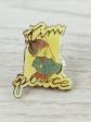 pin's pins pin's personnage enfant sur balan�oire avec texte vintage