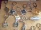 TRES BON LOT DE 18 PORTE CLEFS SUR LES BATTERIES PNEUS BOUGIES ETC