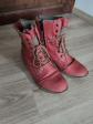 Bottines rouges � lacets Mustang pointure 37
