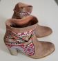 BOTTINES BOTTES FEMME EN DAIM et TISSUS � MOTIFS POINTURE 39 TALON 8 cm