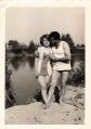 ANCIENNE PHOTOGRAPHIE COUPLE AU BORD DE L'EAU