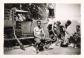 ANCIENNE PHOTOGRAPHIE GROUPE JEUNES HOMES OUVRIERS POUR LE REPAS