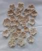 Lot de 24 petites fleurs ecru  creme fait main au crochet tr�s fin