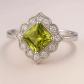 Bague en argent sertie d'un peridot carr�
