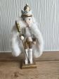 Casse noisette soldat en bois d�coration de No�l traditionnel Blanc Et Dor� 18cm