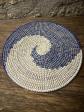 Dessous de plat rond en fibres naturelles tress�es Bleu & blanc   � env. 36 cm
