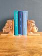 Paire de serre livres anciens en bois sculpt�, t�tes ethniques d�co biblioth�que