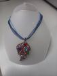 jolie pendentif forme de feuille  m�tal argent� & cordon bleu pierre multicolore