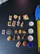 23 f�ves publicitaires  ( dont 2 rares )  porcelaine et m�tal dor�