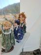 Lot 4 poup�es en porcelaine habill�es avec v�tements et chapeaux multicolores.