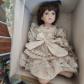 Poup�e de PORCELAINE assise 40 cm
