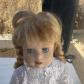 Poup�e porcelaine fille vintage yeux bleus robe blanche dentelle cheveux tress�s