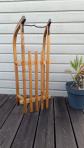 Luge en bois marron avec patins m�talliques