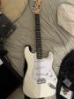 Max pack guitare �lectrique blanche 6 cordes droitier avec ampli et accessoires