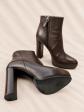 Bottines Prada en cuir marron � talons avec bo�te et pochette