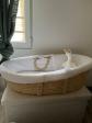 Couffin b�b� en osier-paille tress�e avec matelas, habillage blanc, poign�es