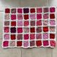 Jet� de canap� au crochet patchwork carr�s multicolore c urs franges 100x70