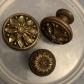 Lot 3 boutons armoire-placard ronds style fleur couleur bronze ,leton