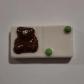 F�ve fantaisie plaque blanche ourson-ours marron, points verts, brillant