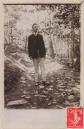 CPA PHOTOGRAPHIE HOMME ELEGANT EN COSTUME DANS LA FOR�T