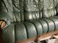 Canap� cuir vert, c�t�s-accoudoirs et base en bois marron 90x100 cm
