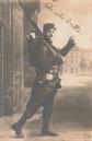 CPA PHOTOGRAPHIE MILITAIRE SOLDAT EN UNIFORME ET SON FUSIL