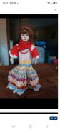 Poup�e sur support avec robe crochet multicolore, bol�ro rouge et �charpe rouge