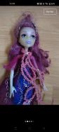 Monster High poup�e robe violette, cha�nes roses, jupe bleue, lot accessoires