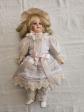 Poup�e de porcelaine fille cheveux blonds boucl�s, robe dentelle, chapeau