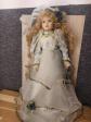 Poup�e porcelaine de collection robe vert d'eau chapeau roses bleues sur socle