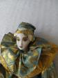 Lot de 2 poup�es en porcelaine Pierrot-Arlequin-Clown costumes bleu or rose dor�