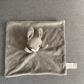 AVTO doudou plat b�b� gris t�te de lapin peluche